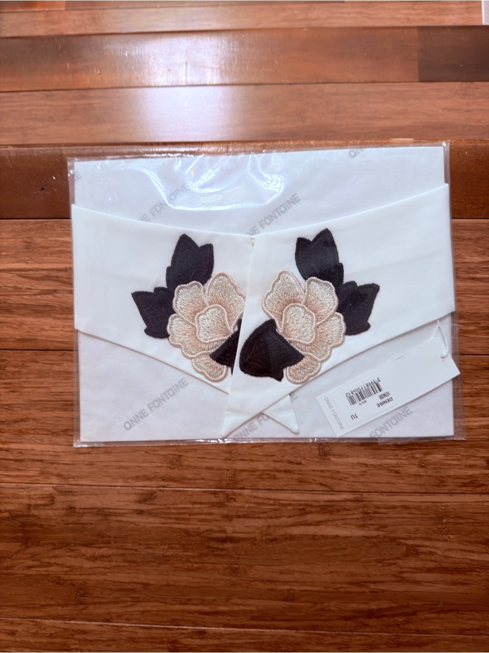 Denise Collar
Limited Edition Embroidered Floral Collar - Picture 4 of 4